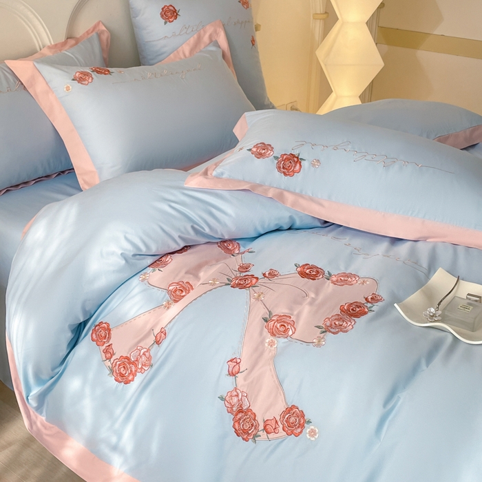 91家纺网 家纺一手货源 找家纺 绒世界 2024全棉四件套丽莎刺绣床单床笠纯棉四件套（礼盒包装） 丽莎-风铃蓝