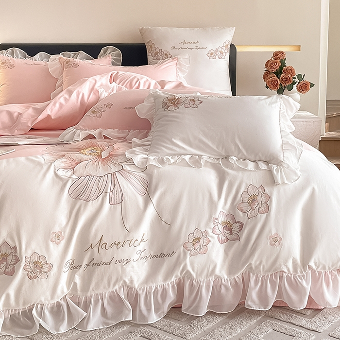 91家纺网 家纺一手货源 找家纺 绒世界 2024新款艾芙妮全棉蕾丝花边刺绣床单床笠四件套礼盒包装 优雅粉