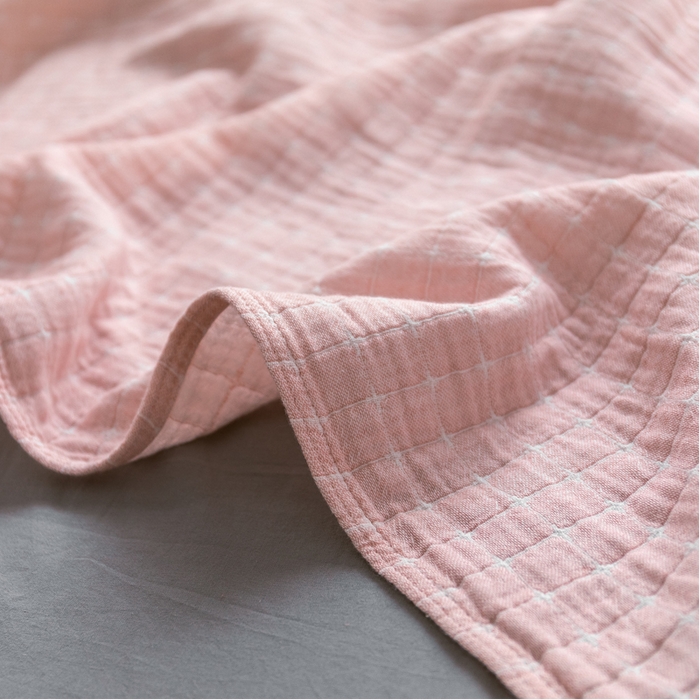 91家纺网 家纺一手货源 找家纺 朴尔家纺-毛巾被 2024新款三层水洗棉全棉纱布毛巾被 丁格-粉