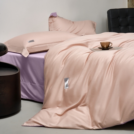 91家纺网 家纺一手货源 找家纺 秀色家纺 2025新款60支贡缎新疆长绒棉全棉纯棉三件套轻奢床品床单床笠被套床上四件套 都市-茱萸粉+丁香紫