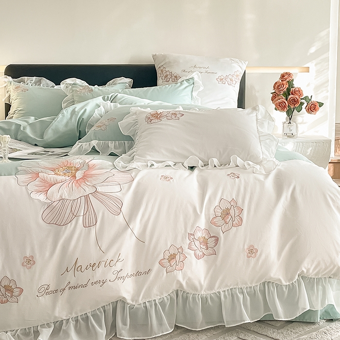 91家纺网 家纺一手货源 找家纺 绒世界 2024新款艾芙妮全棉蕾丝花边刺绣床单床笠四件套礼盒包装 星水绿