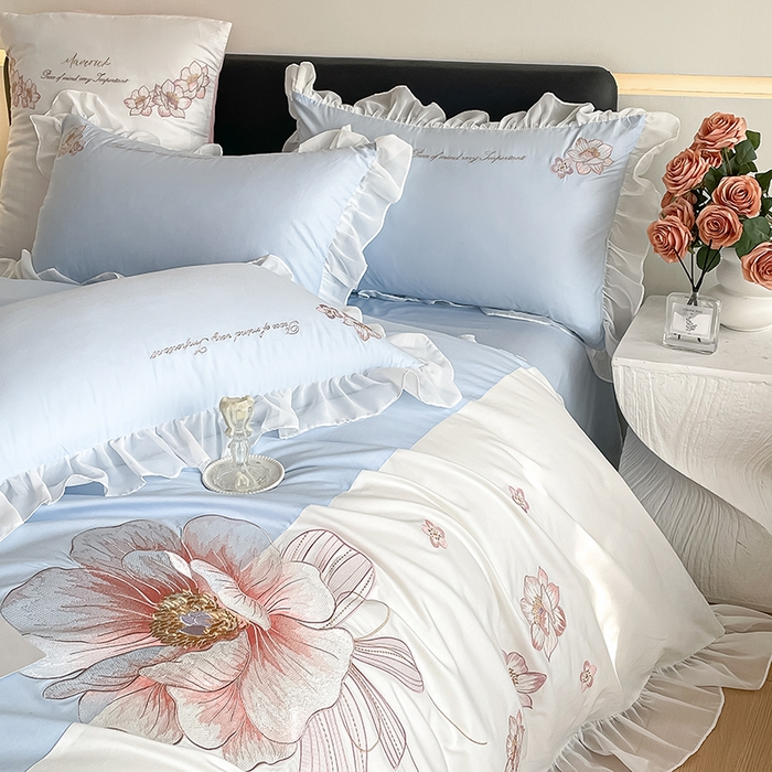 91家纺网 家纺一手货源 找家纺 绒世界 2024新款艾芙妮全棉蕾丝花边刺绣床单床笠四件套礼盒包装 风铃蓝