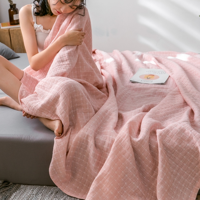 91家纺网 家纺一手货源 找家纺 朴尔家纺-毛巾被 2024新款三层水洗棉全棉纱布毛巾被 丁格-粉