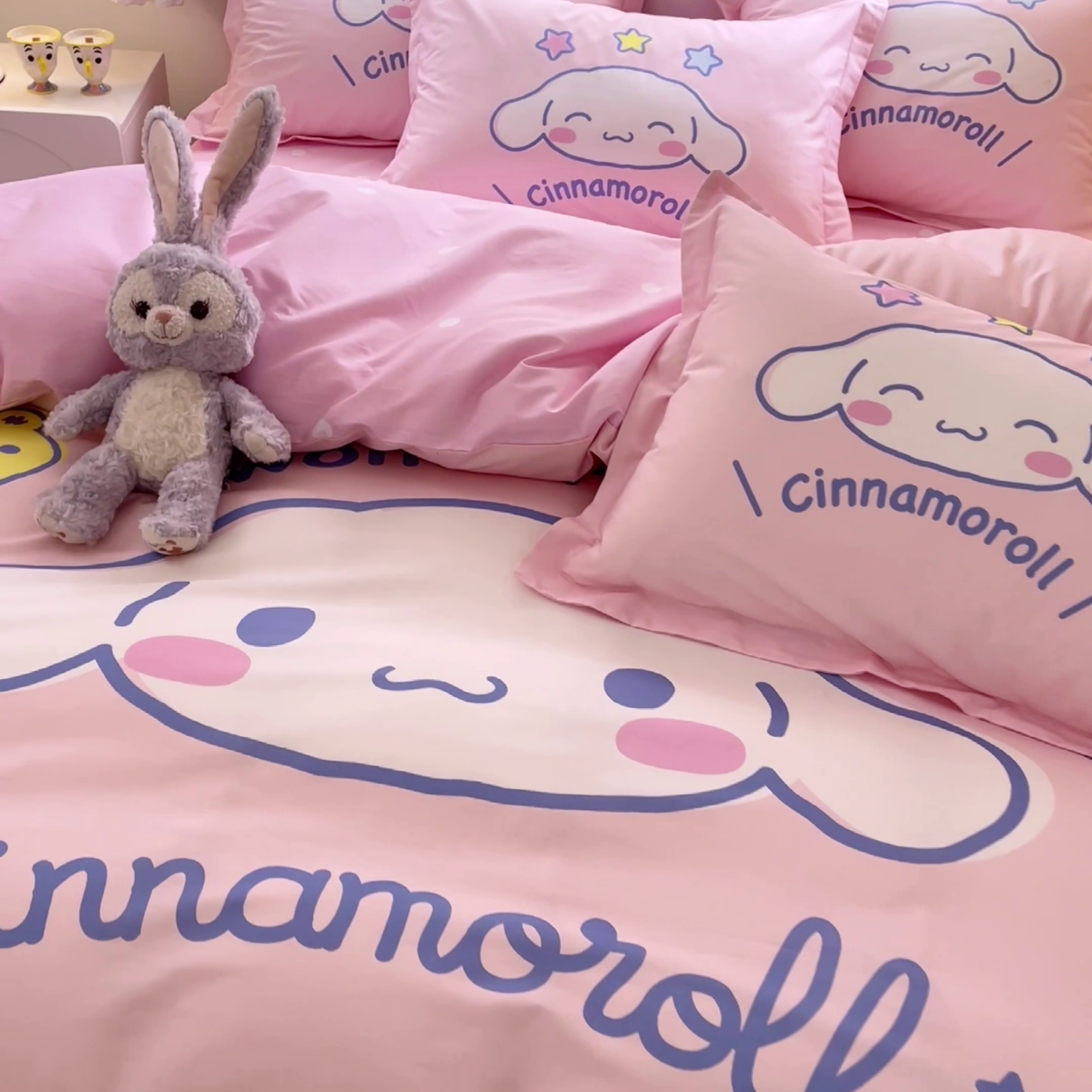 91家纺网 家纺一手货源 找家纺 孩子王（原鼎盛） 2025新款三丽鸥系列全棉活性大版印花卡通学生四件套 粉色大耳狗