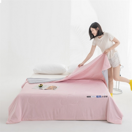 91家纺网 家纺一手货源 找家纺 恬思语 2024新款小水果凉感丝夏被空调被夏凉被 甜蜜蜜桃-粉拼灰