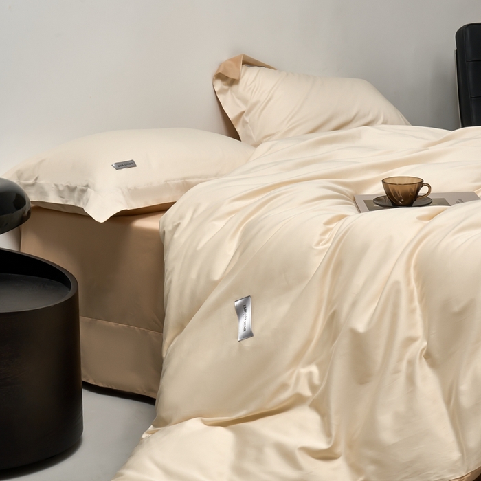 91家纺网 家纺一手货源 找家纺 秀色家纺 2025新款60支贡缎新疆长绒棉全棉纯棉三件套轻奢床品床单床笠被套床上四件套 都市-奶昔白香槟金