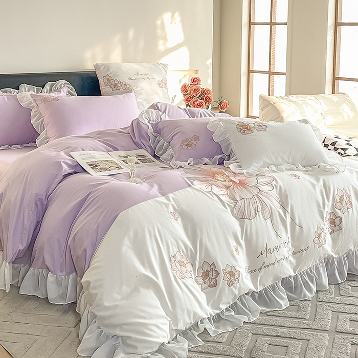 91家纺网 家纺一手货源 找家纺 绒世界 2024新款艾芙妮全棉蕾丝花边刺绣床单床笠四件套礼盒包装 玫瑰紫