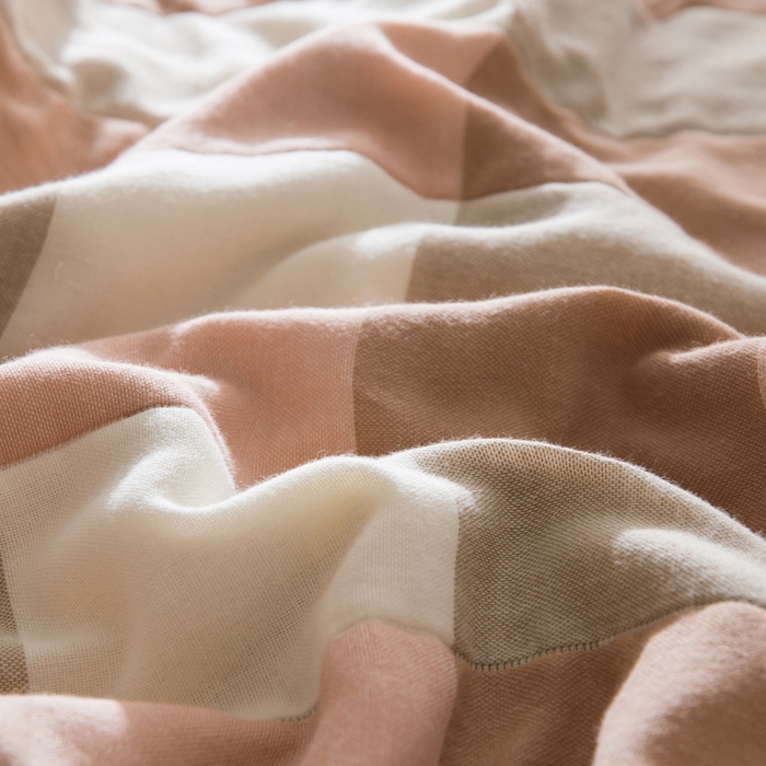 91家纺网 家纺一手货源 找家纺 朴尔 2024全尺寸经典六层纱布全棉毛巾被系列-朴尔经典款常年备货 日式大格-粉