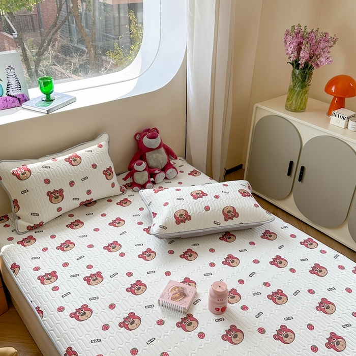 91家纺网 家纺一手货源 找家纺 慕尚家纺 2025新款ms乳胶圆网花色乳胶凉席 草莓小熊