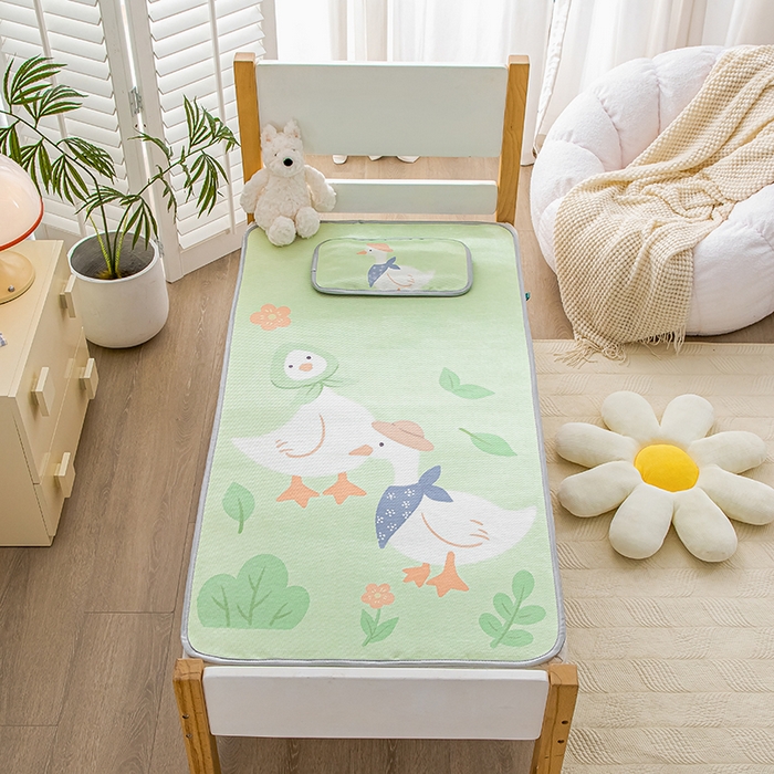 91家纺网 家纺一手货源 找家纺 欣品希家纺 2024新款A类冰丝印花儿童凉席三件套 小鸭子