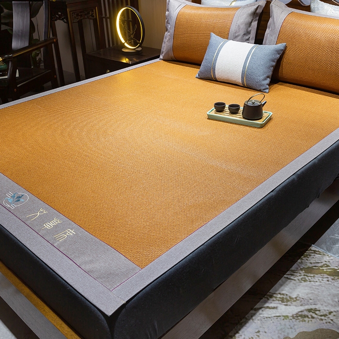 91家纺网 家纺一手货源 找家纺 青雅席业 2025新款艾草绣花工艺养生席 艾草-红棕