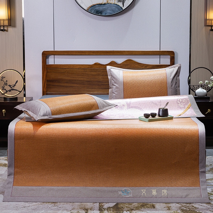 91家纺网 家纺一手货源 找家纺 青雅席业 2025新款艾草绣花工艺养生席 艾草-红棕