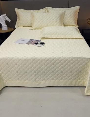 91家纺网 家纺一手货源 找家纺 OL家纺  2023新款单品天丝纯色床盖 米黄