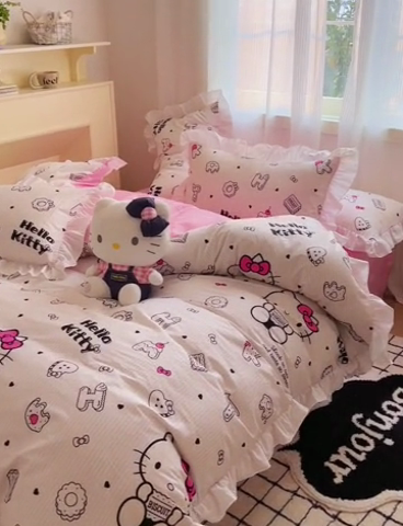 91家纺网 家纺一手货源 找家纺 三朵 2024年全棉白色花边三丽鸥系列四件套 花边-字母KT