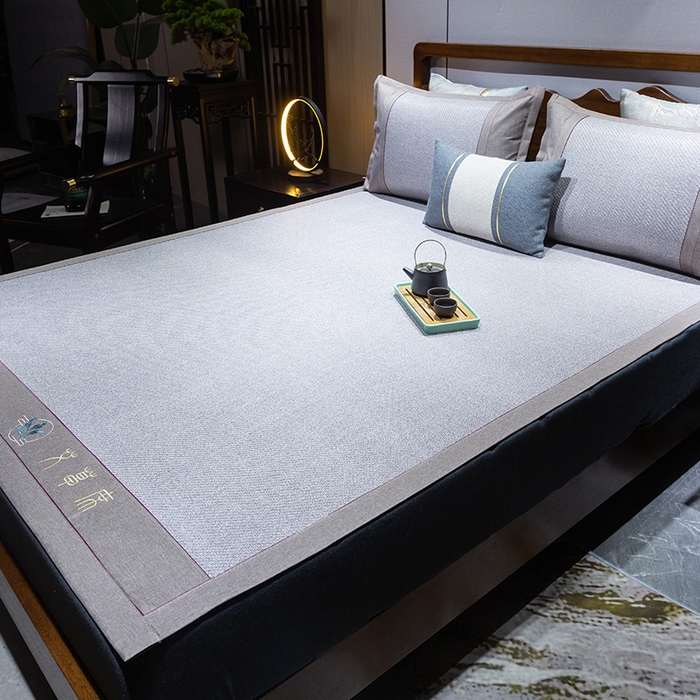 91家纺网 家纺一手货源 找家纺 青雅席业 2025新款艾草绣花工艺养生席 艾草-银灰