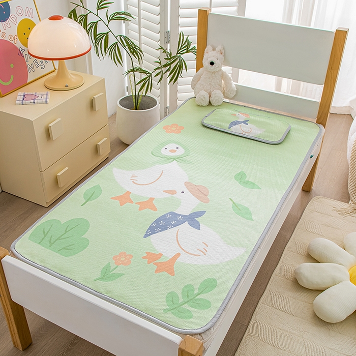 91家纺网 家纺一手货源 找家纺 欣品希家纺 2024新款A类冰丝印花儿童凉席三件套 小鸭子