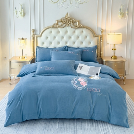 91家纺网 家纺一手货源 找家纺 逸林家纺《原希尔顿逸林》 2024新款斜纹磨毛四件套水洗斜纹棉蛋白棉绣花四件套 爱丽丝系列 爱丽丝-宾利蓝