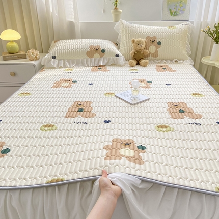 91家纺网 家纺一手货源 找家纺 康纳利 2024新款印花床裙款乳胶凉席三件套夏被四件套 咖啡熊