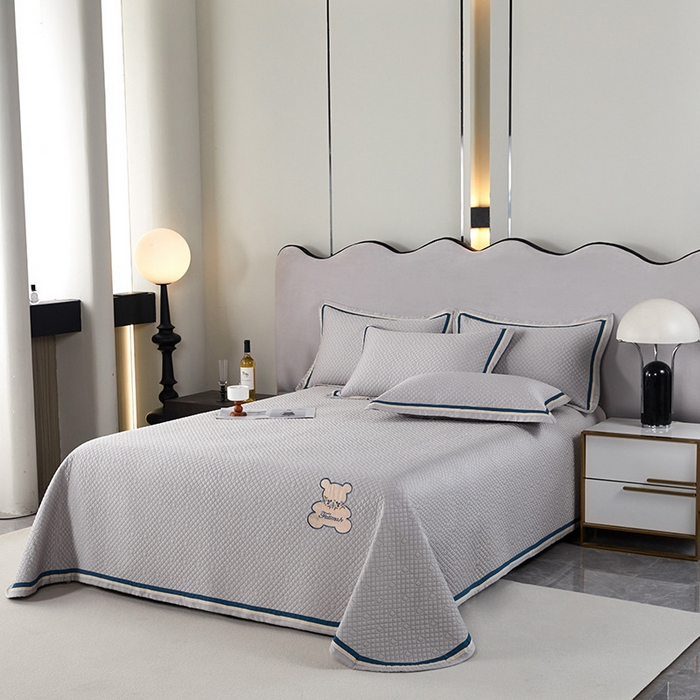 91家纺网 家纺一手货源 找家纺 OL家纺 2024新款双面天丝夏被床盖三件套-蔓花熊 浅灰