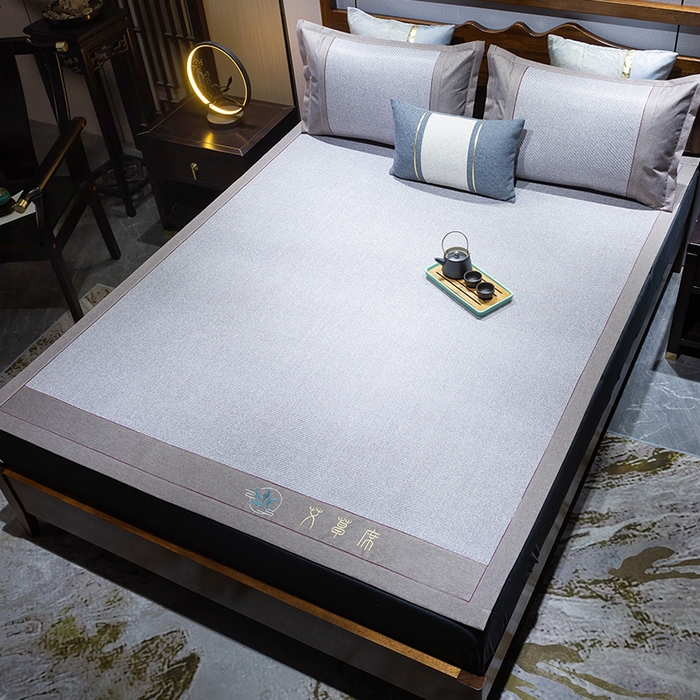 91家纺网 家纺一手货源 找家纺 青雅席业 2025新款艾草绣花工艺养生席 艾草-银灰