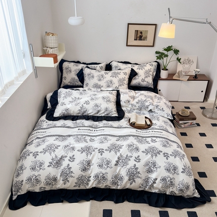 91家纺网 家纺一手货源 找家纺 花伞家居 2024新款赫本系列黑白花边水洗棉四件套 花芯