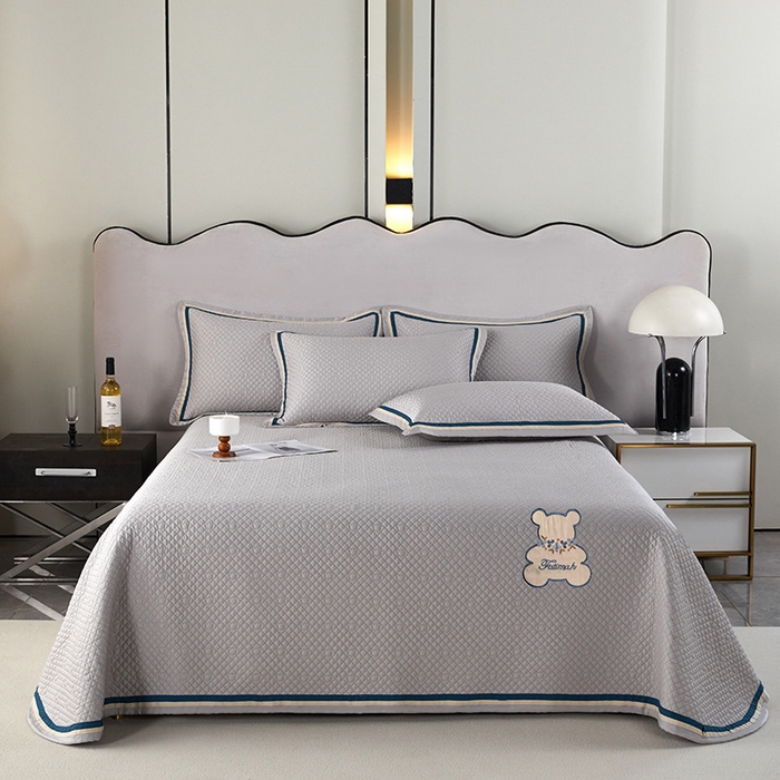 91家纺网 家纺一手货源 找家纺 OL家纺 2024新款双面天丝夏被床盖三件套-蔓花熊 浅灰