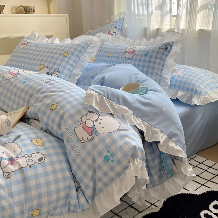 91家纺网 家纺一手货源 找家纺 三朵 2024年全棉白色花边三丽鸥系列四件套 花边-格子帕恰狗