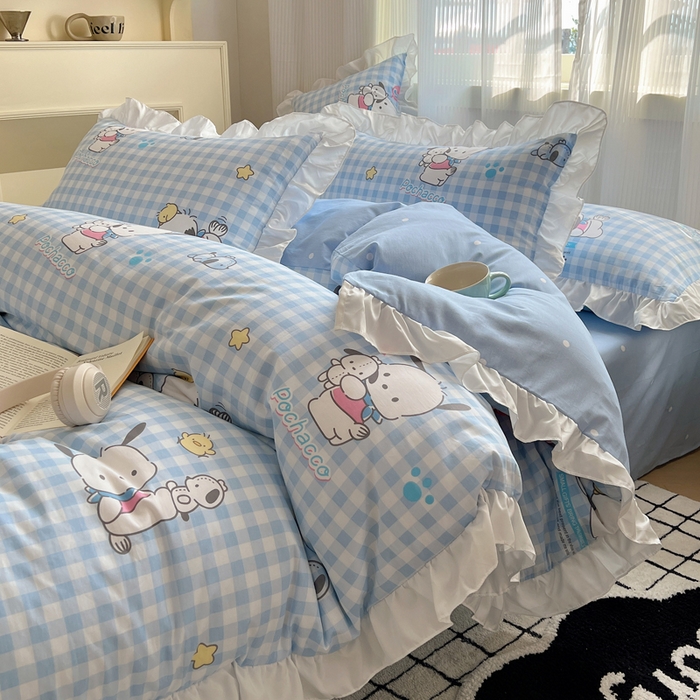 91家纺网 家纺一手货源 找家纺 三朵 2024年全棉白色花边三丽鸥系列四件套 花边-格子帕恰狗