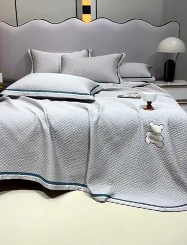91家纺网 家纺一手货源 找家纺 OL家纺 2024新款双面天丝夏被床盖三件套-蔓花熊 浅灰