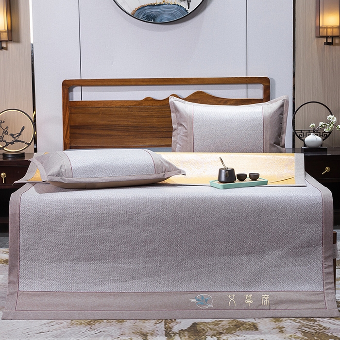 91家纺网 家纺一手货源 找家纺 青雅席业 2025新款艾草绣花工艺养生席 艾草-银灰