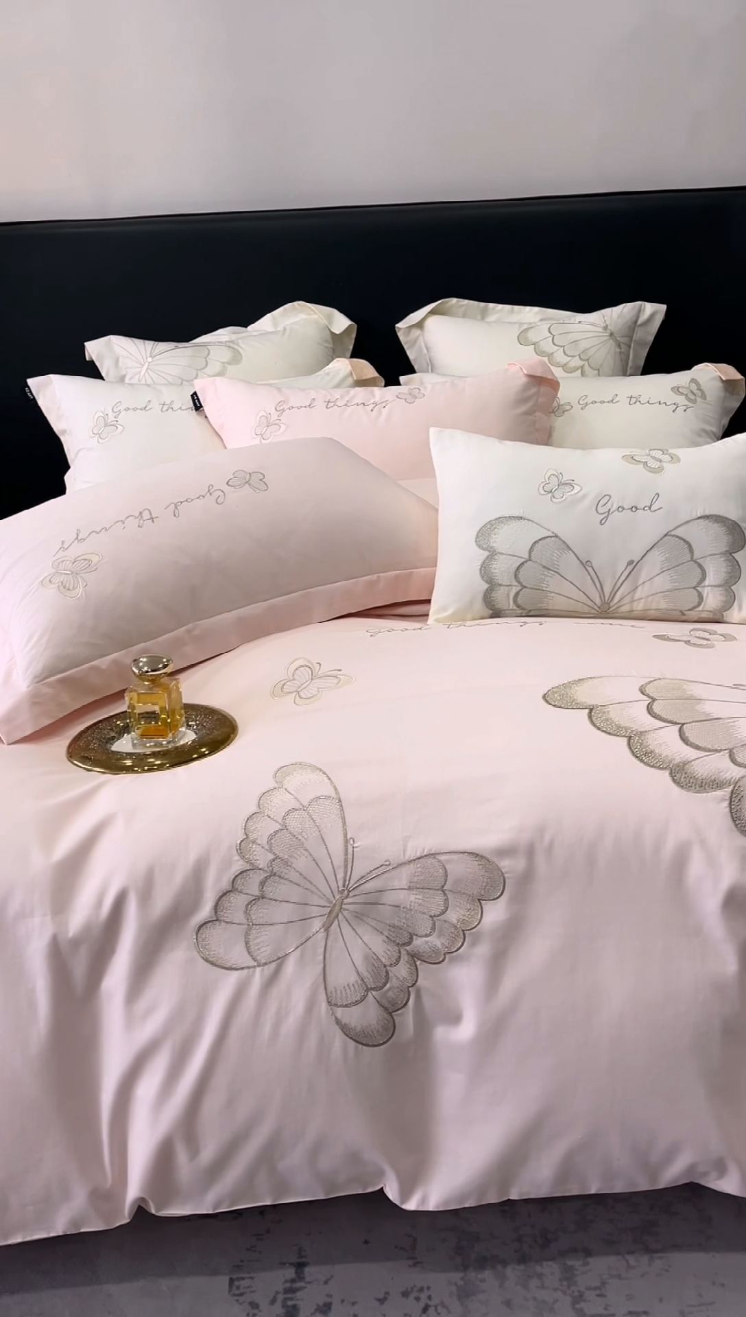 91家纺网 家纺一手货源 找家纺 2024春夏优雅刺绣—蝴蝶艾伦 蝴蝶艾伦-粉