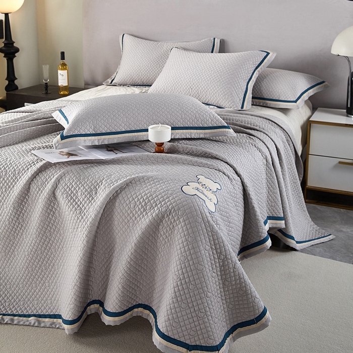 91家纺网 家纺一手货源 找家纺 OL家纺 2024新款双面天丝夏被床盖三件套-蔓花熊 浅灰