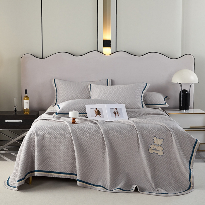 91家纺网 家纺一手货源 找家纺 OL家纺 2024新款双面天丝夏被床盖三件套-蔓花熊 浅灰