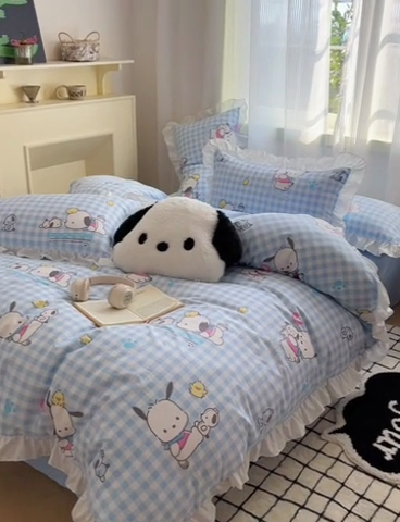 91家纺网 家纺一手货源 找家纺 三朵 2024年全棉白色花边三丽鸥系列四件套 花边-格子帕恰狗