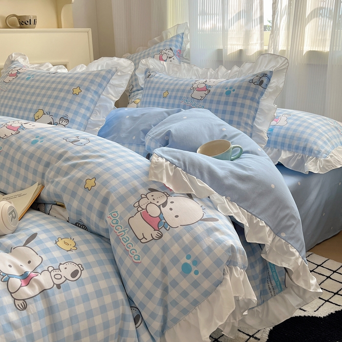 91家纺网 家纺一手货源 找家纺 三朵 2024年全棉白色花边三丽鸥系列四件套 花边-格子帕恰狗