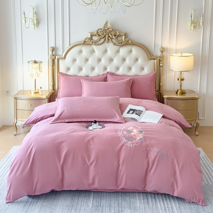 91家纺网 家纺一手货源 找家纺 逸林家纺《原希尔顿逸林》 2024新款斜纹磨毛四件套水洗斜纹棉蛋白棉绣花四件套 爱丽丝系列 爱丽丝-豆沙粉