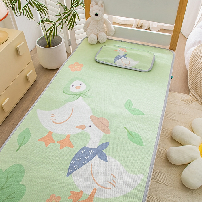 91家纺网 家纺一手货源 找家纺 欣品希家纺 2024新款A类冰丝印花儿童凉席三件套 小鸭子