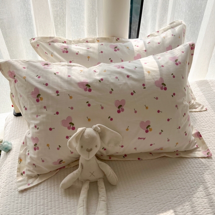 91家纺网 家纺一手货源 找家纺 百寐 2024新款全棉碎花卡通信封开口宜家大枕套 爱心樱桃