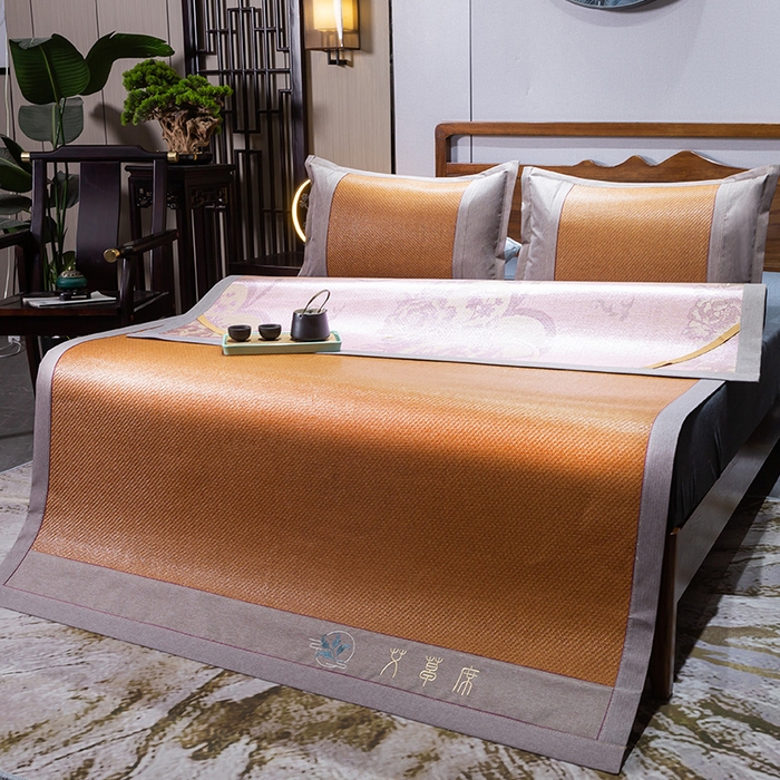 91家纺网 家纺一手货源 找家纺 青雅席业 2025新款艾草绣花工艺养生席 艾草-红棕