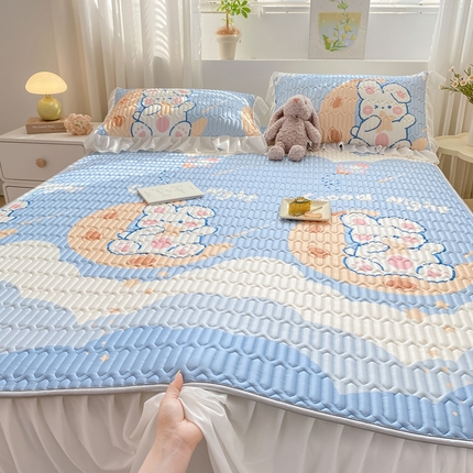 91家纺网 家纺一手货源 找家纺 康纳利 2024新款印花床裙款乳胶凉席三件套夏被四件套 淘气兔