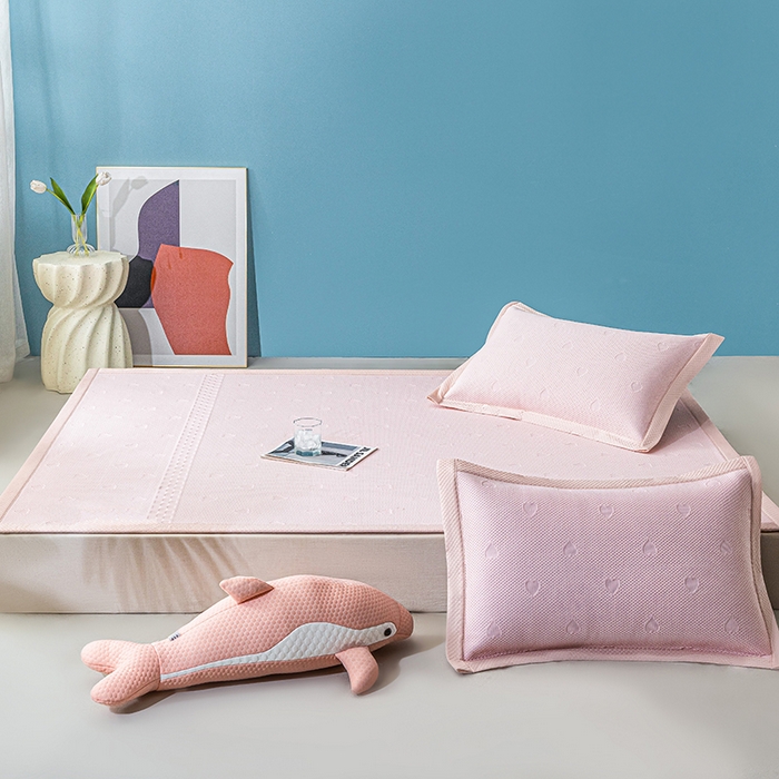 91家纺网 家纺一手货源 找家纺 （总）青雅席业 2025新款爱心PE材质凉感丝豆豆席小清新素色无印风凉席