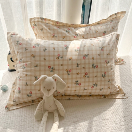 91家纺网 家纺一手货源 找家纺 百寐 2024新款全棉碎花卡通信封开口宜家大枕套 草莓格