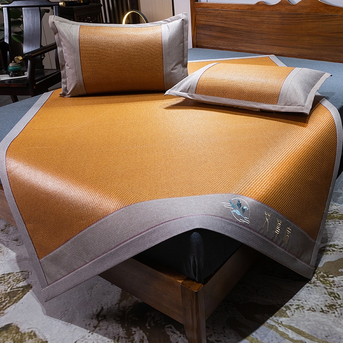 91家纺网 家纺一手货源 找家纺 青雅席业 2025新款艾草绣花工艺养生席 艾草-红棕