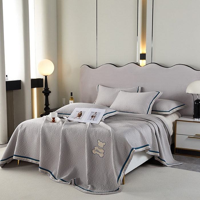 91家纺网 家纺一手货源 找家纺 OL家纺 2024新款双面天丝夏被床盖三件套-蔓花熊 浅灰
