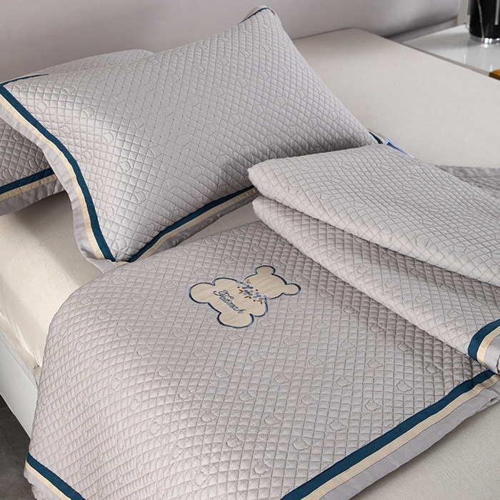 91家纺网 家纺一手货源 找家纺 OL家纺 2024新款双面天丝夏被床盖三件套-蔓花熊 浅灰