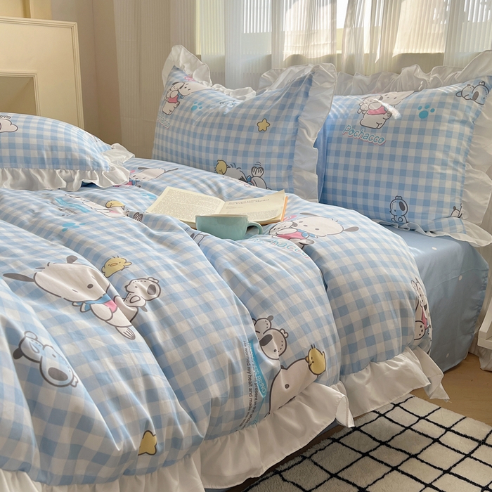 91家纺网 家纺一手货源 找家纺 三朵 2024年全棉白色花边三丽鸥系列四件套 花边-格子帕恰狗