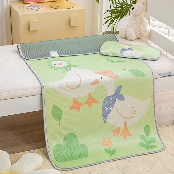 91家纺网 家纺一手货源 找家纺 欣品希家纺 2024新款A类冰丝印花儿童凉席三件套 小鸭子