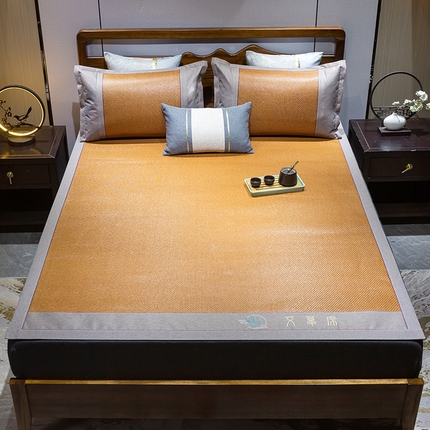 91家纺网 家纺一手货源 找家纺 青雅席业 2025新款艾草绣花工艺养生席 艾草-红棕