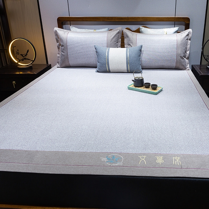 91家纺网 家纺一手货源 找家纺 青雅席业 2025新款艾草绣花工艺养生席 艾草-银灰