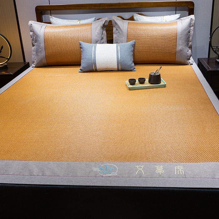 91家纺网 家纺一手货源 找家纺 青雅席业 2025新款艾草绣花工艺养生席 艾草-红棕